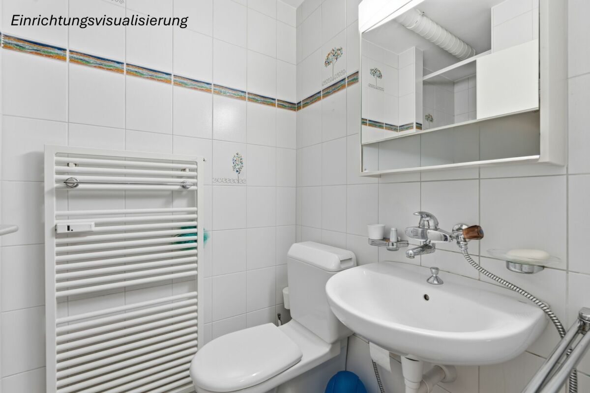 Kleines gefliestes Badezimmer mit WC und Waschbecken