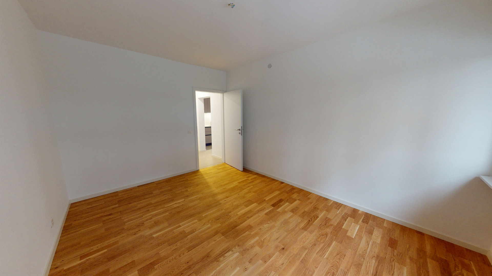 Leeres Schlafzimmer mit Parkettboden