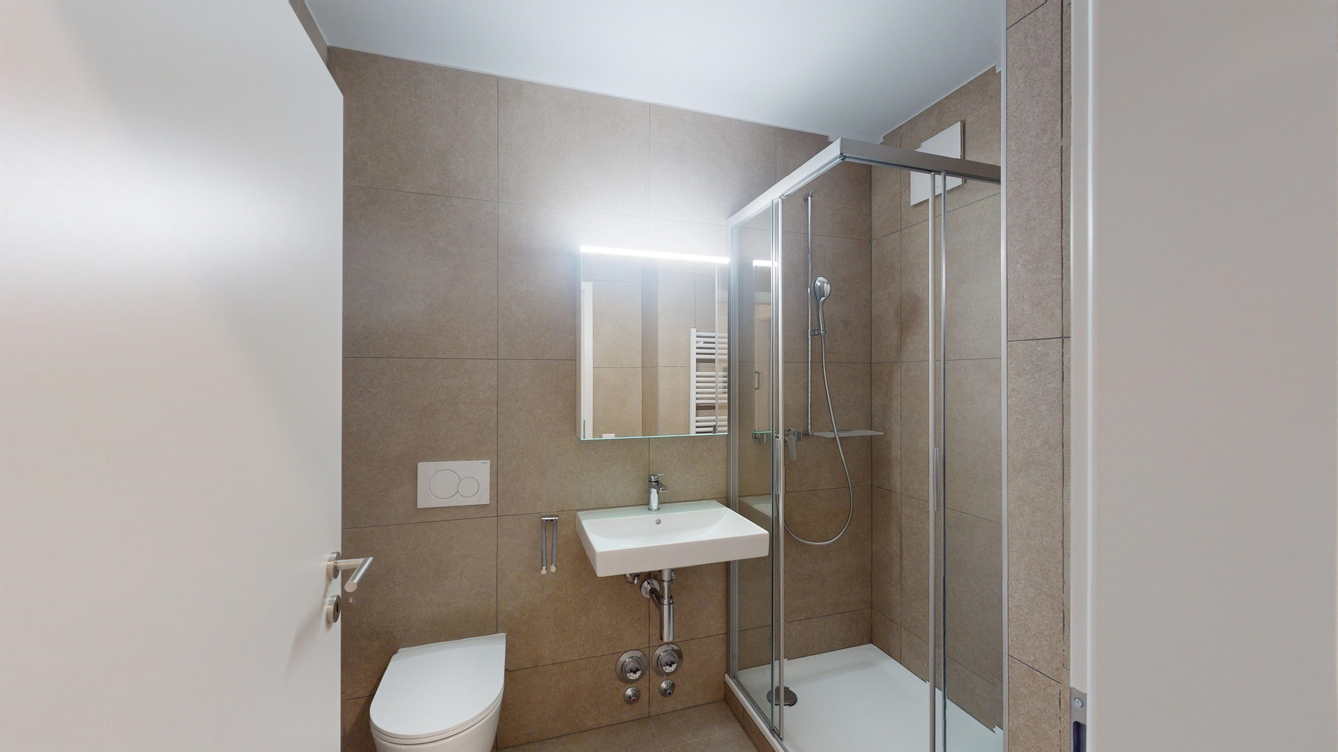 Modernes Badezimmer mit Dusche und WC