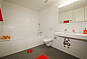 Helles, modernes Badezimmer
