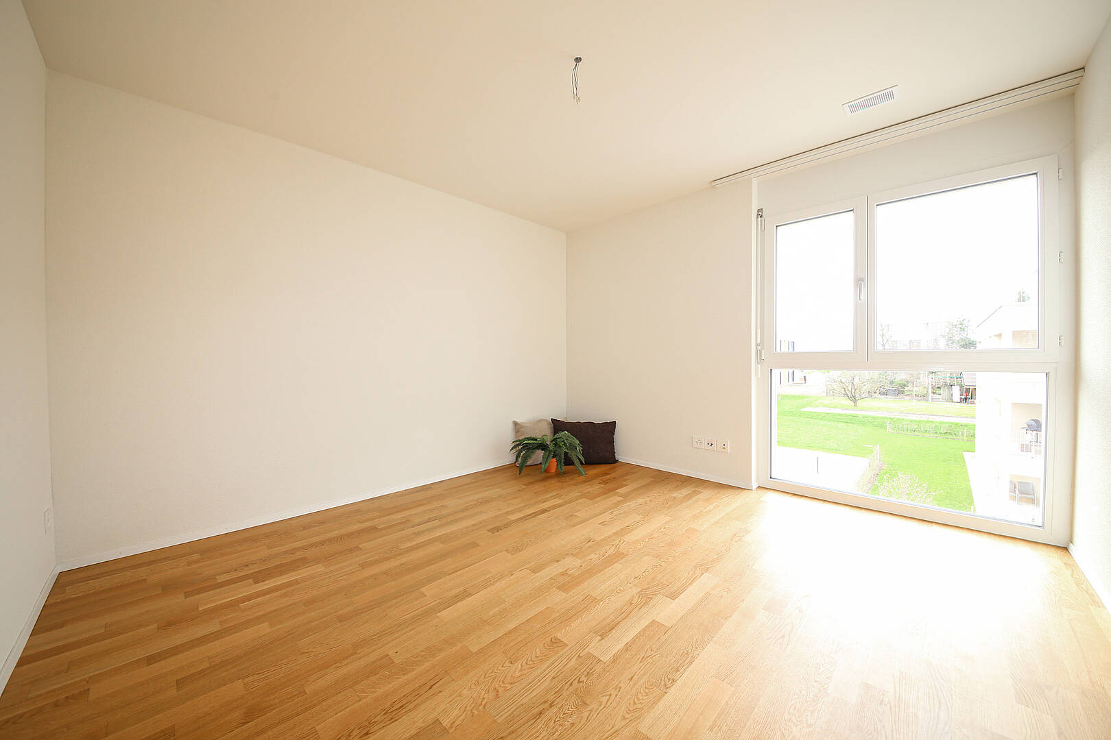 Heller leerer Wohnraum mit großem Fenster
