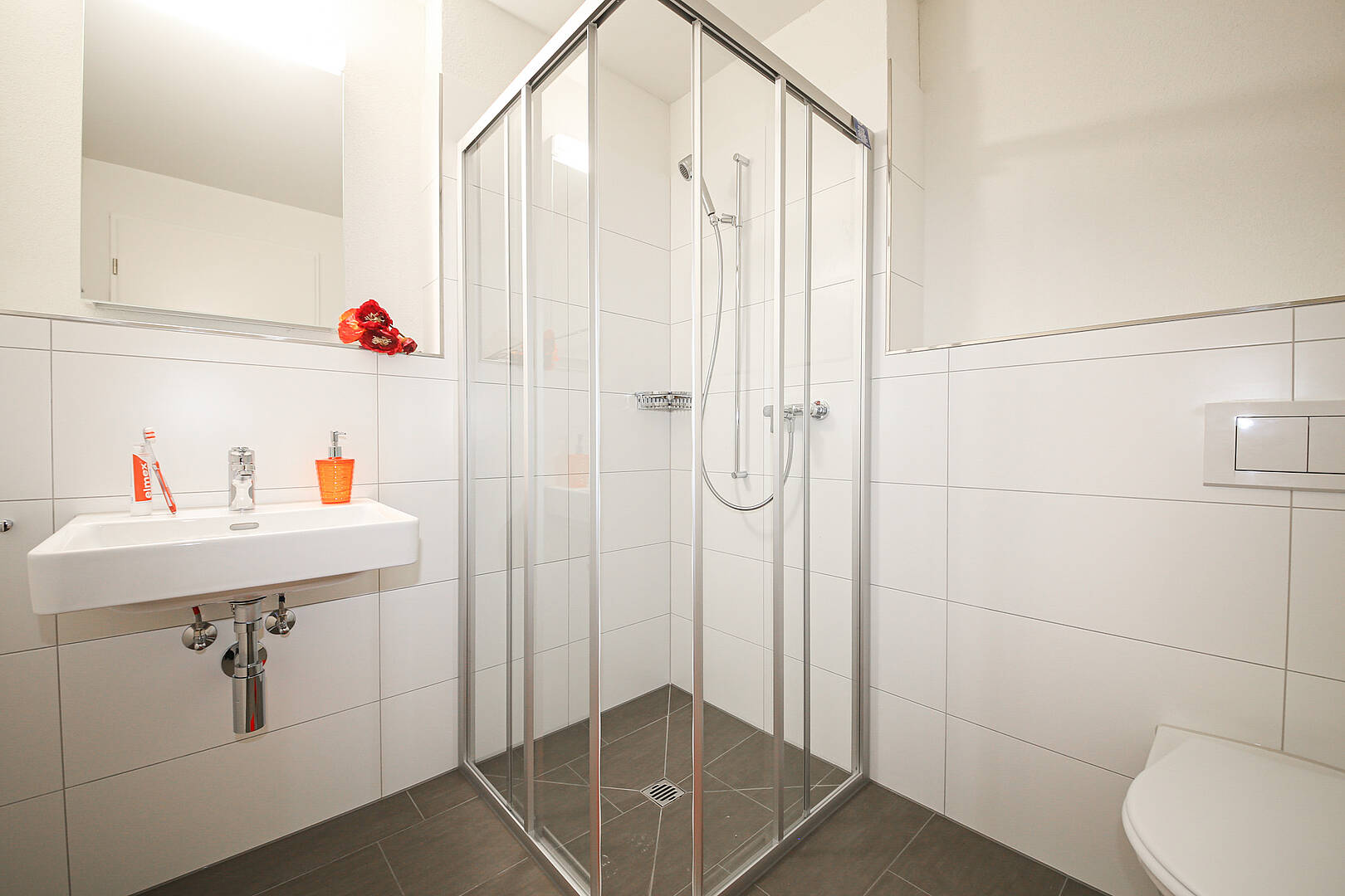 Modernes Badezimmer mit Glasdusche