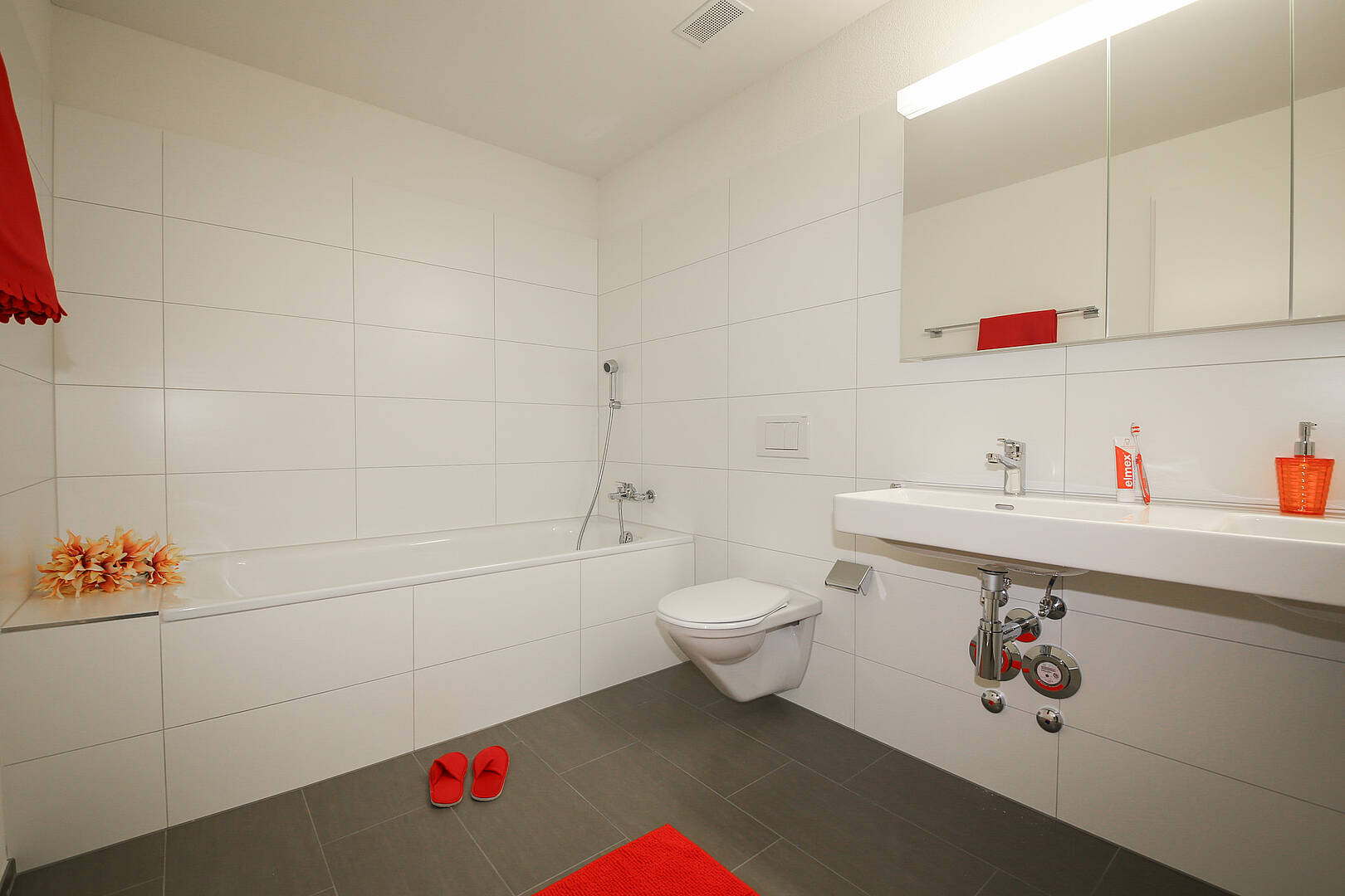 Modernes Badezimmer mit Badewanne und wandhängendem WC