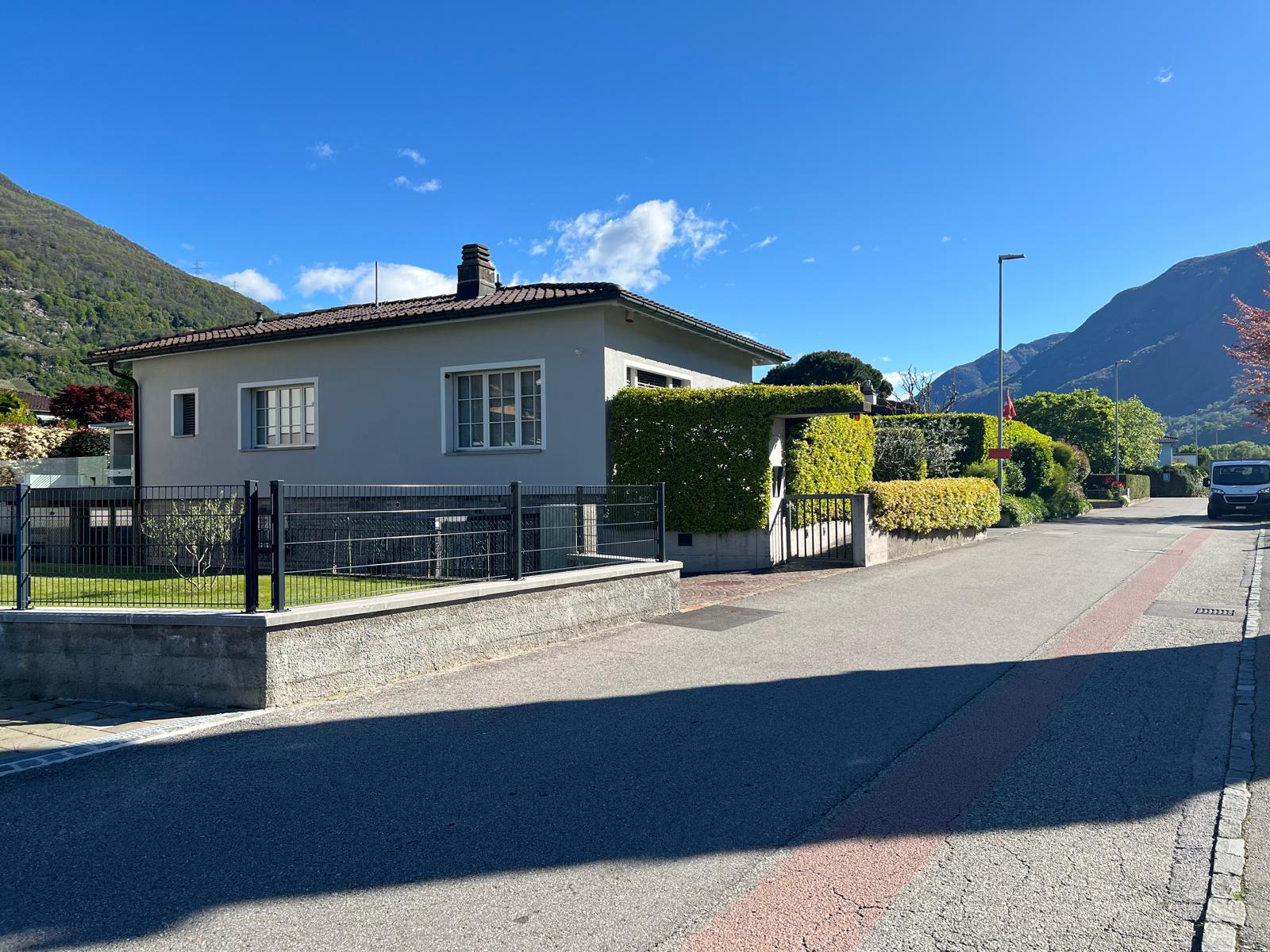 Moderner Anbau, modernste Energieeffizienz und privater Pool – Sementina