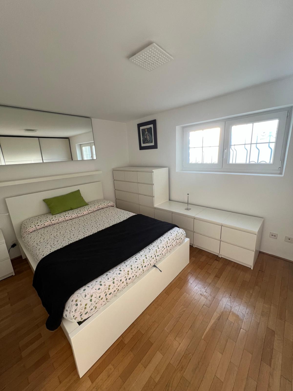 Helles Schlafzimmer mit weißem Mobiliar