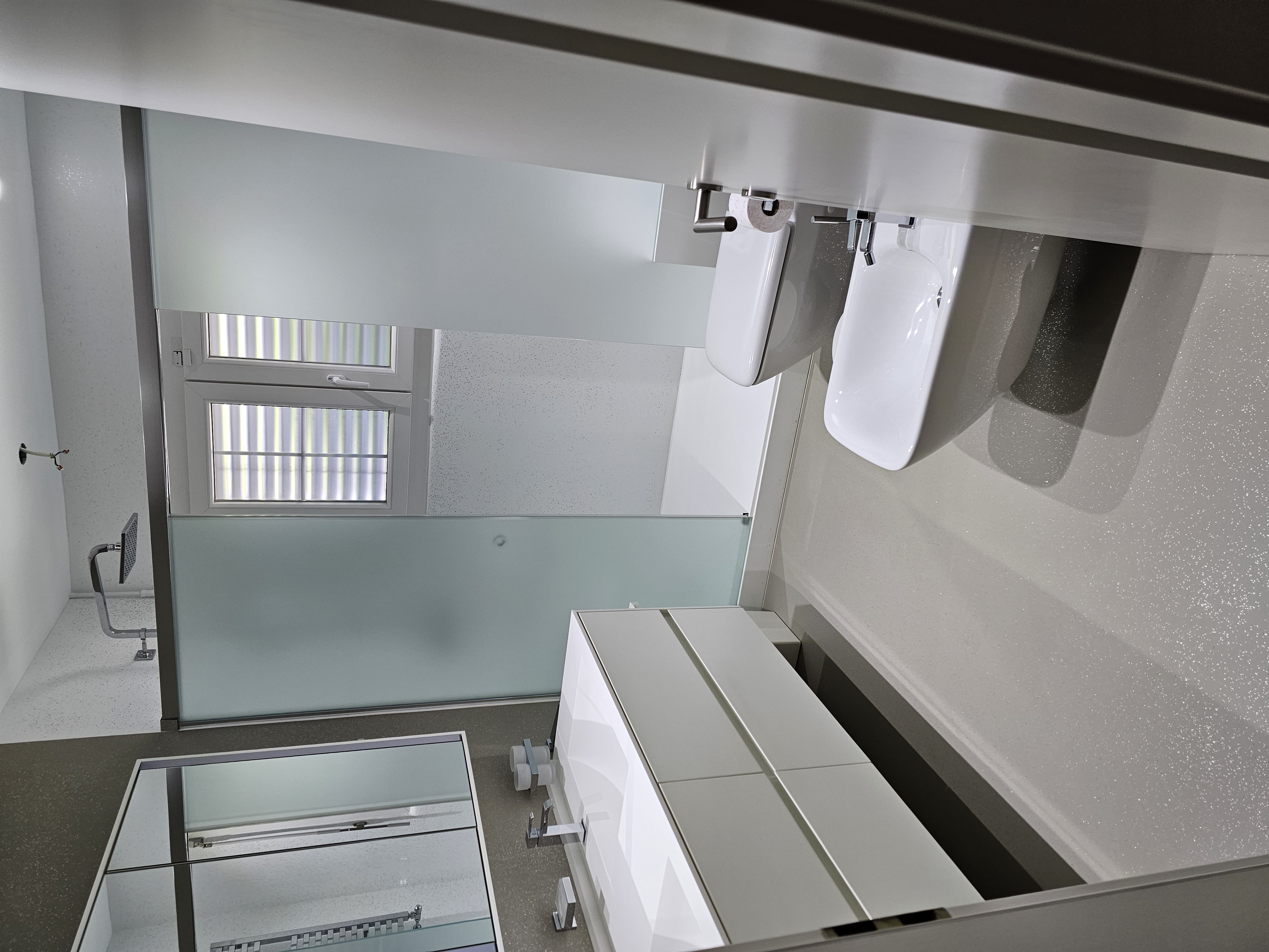 Modernes Badezimmer mit Dusche und Bidet