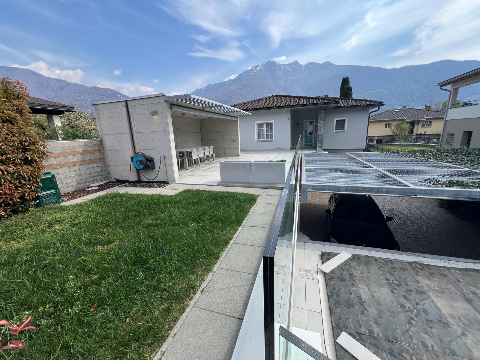 Moderne Außenansicht mit Terrasse, Überdachung und Bergblick