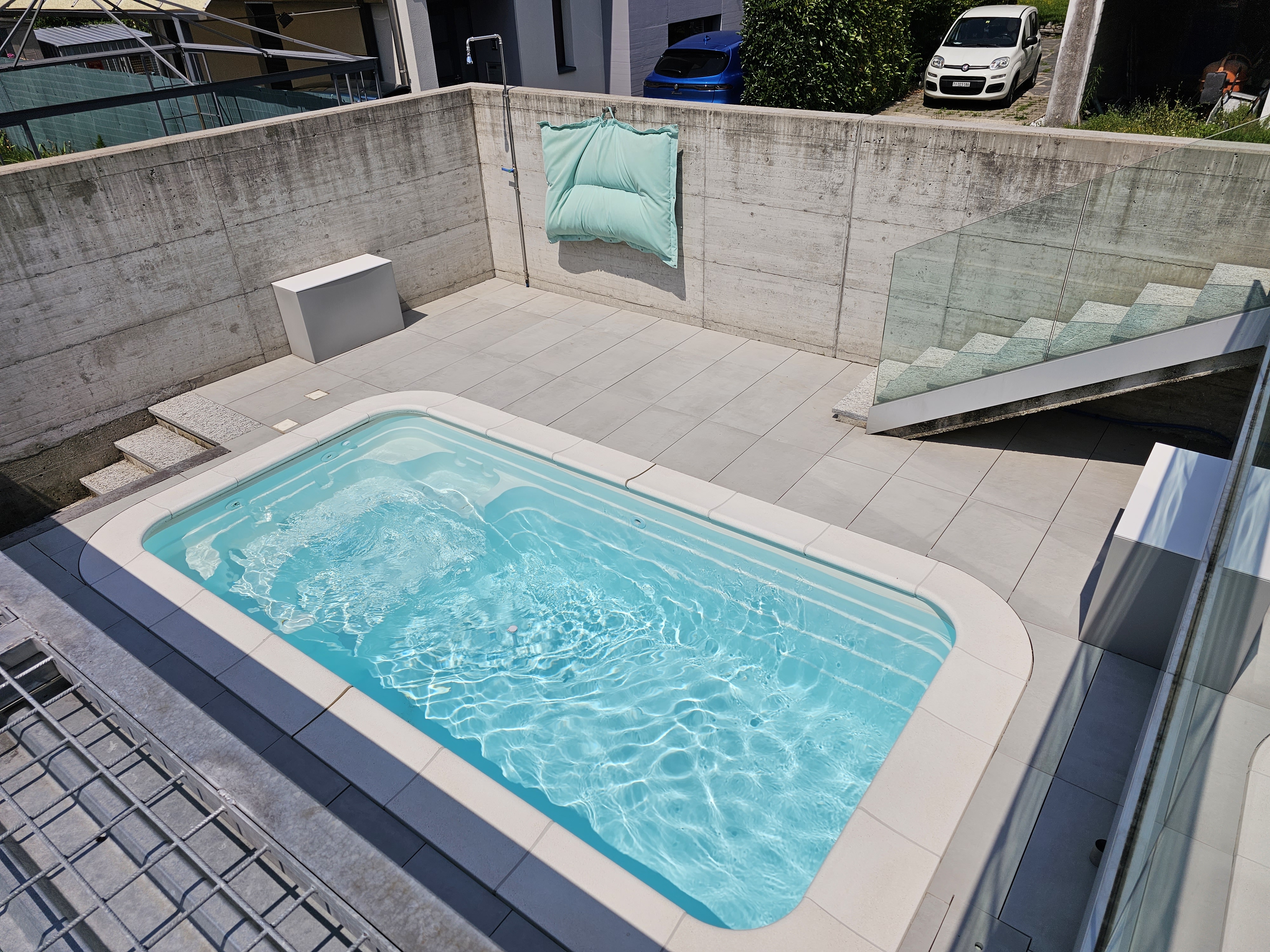 Poolbereich im Innenhof