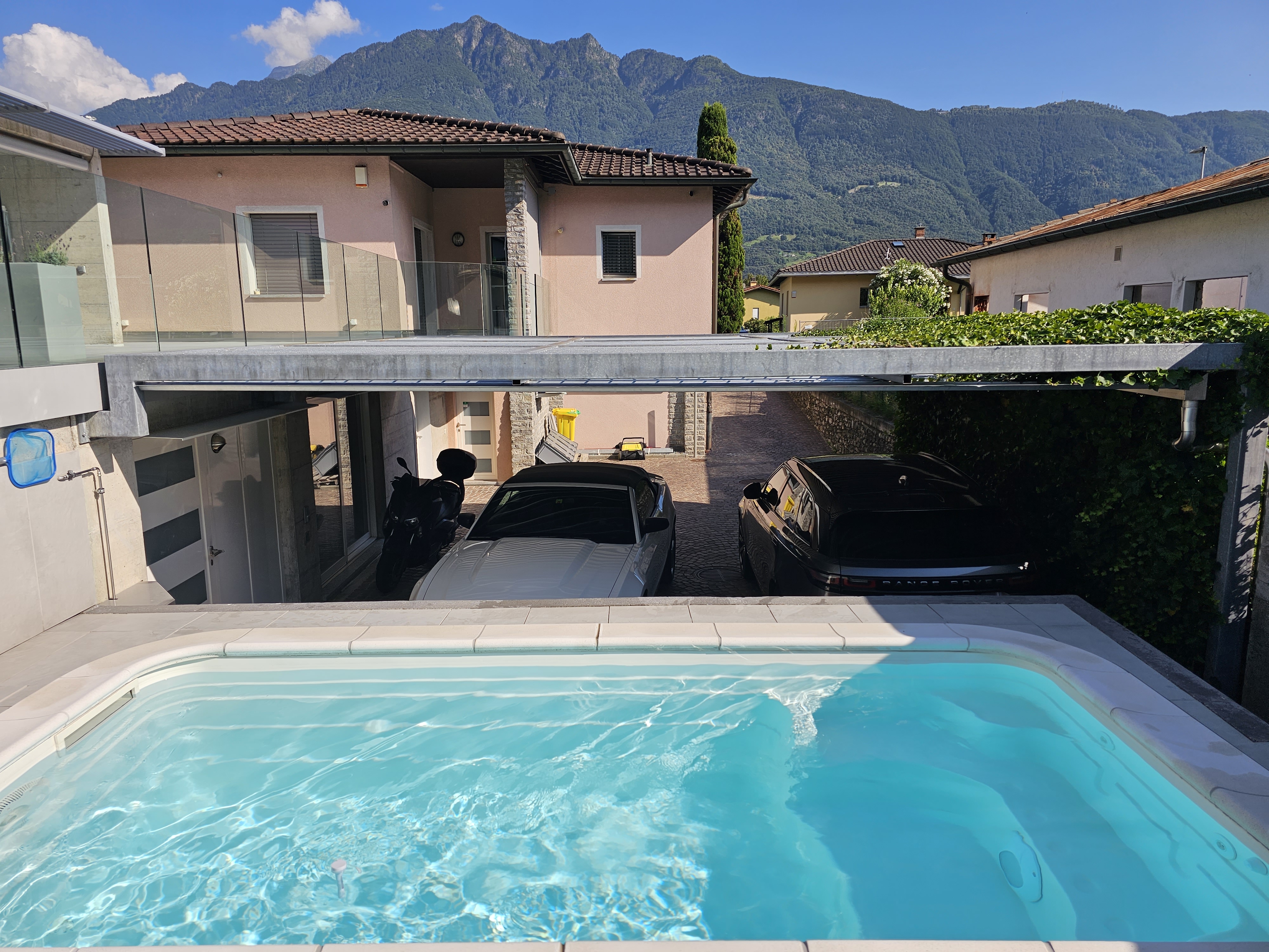 Außenansicht eines Hauses mit Pool und Bergpanorama