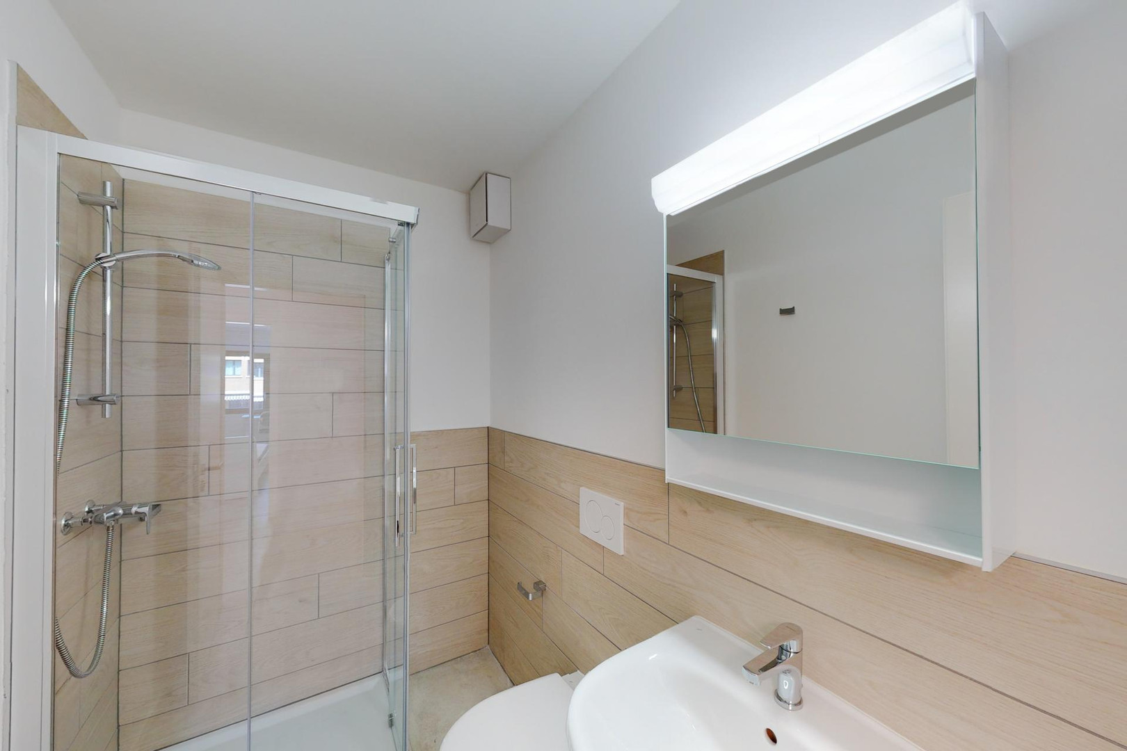 Modernes Badezimmer mit begehbarer Dusche und Spiegelschrank