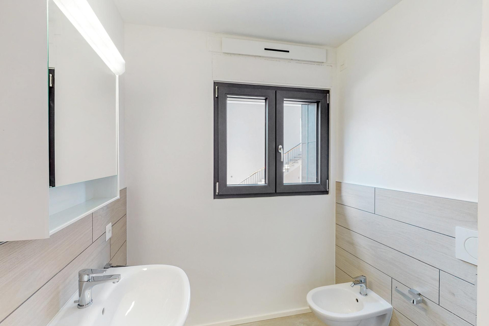 Modernes Badezimmer mit Fenster