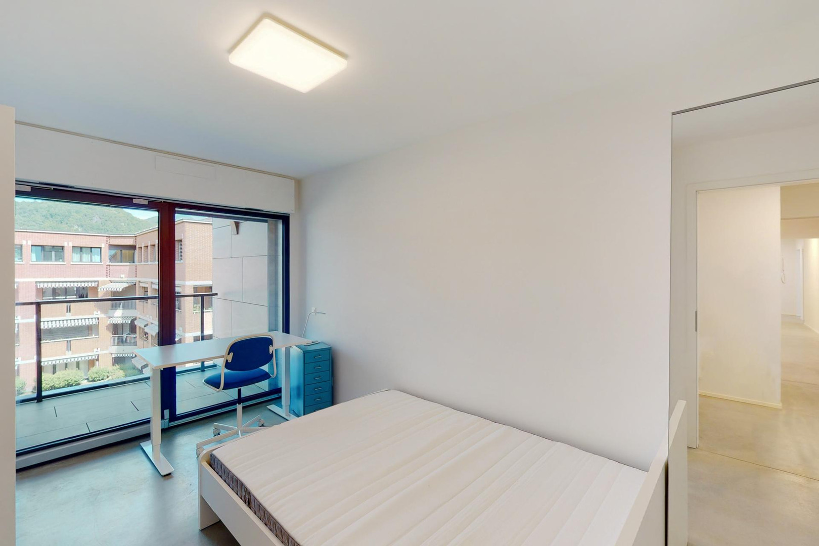 Helles Schlafzimmer mit Balkonblick