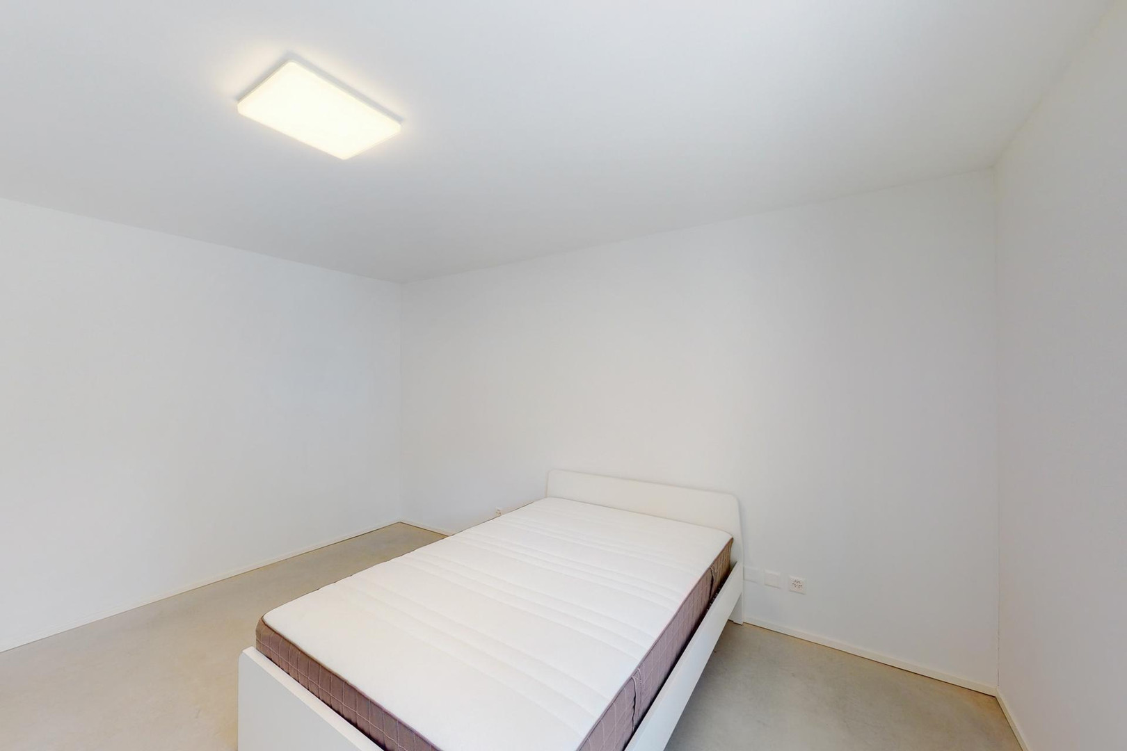 Minimales Schlafzimmer mit Einzelbett