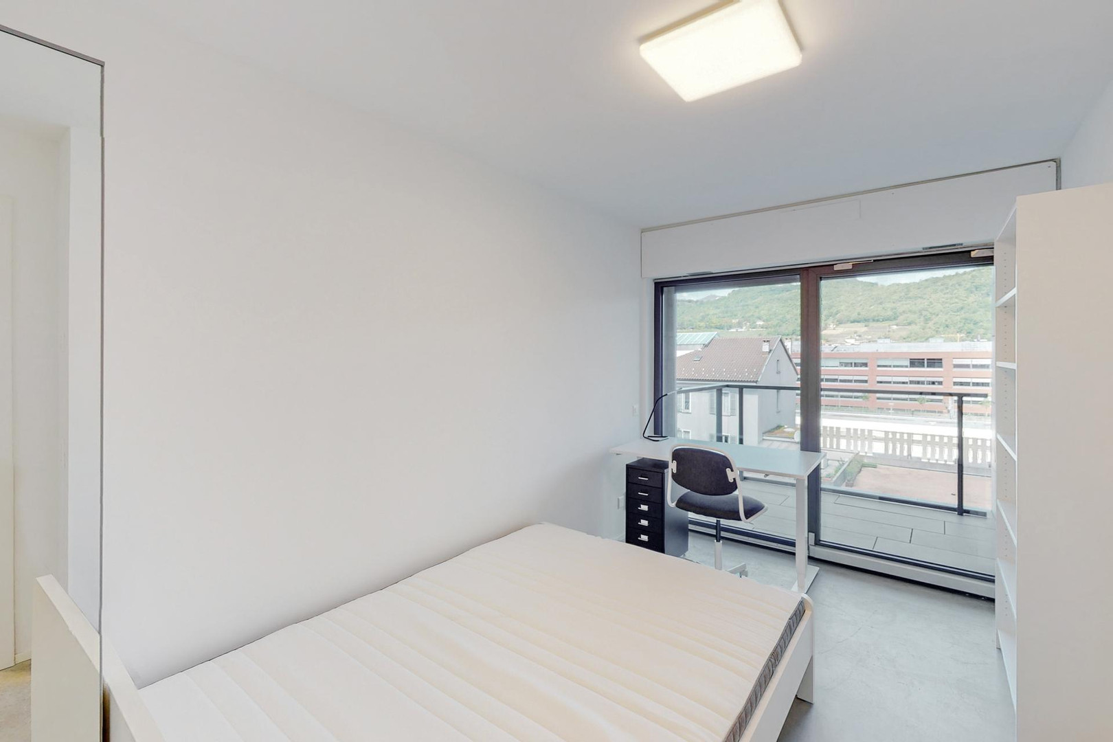 Helles Schlafzimmer mit Balkonblick