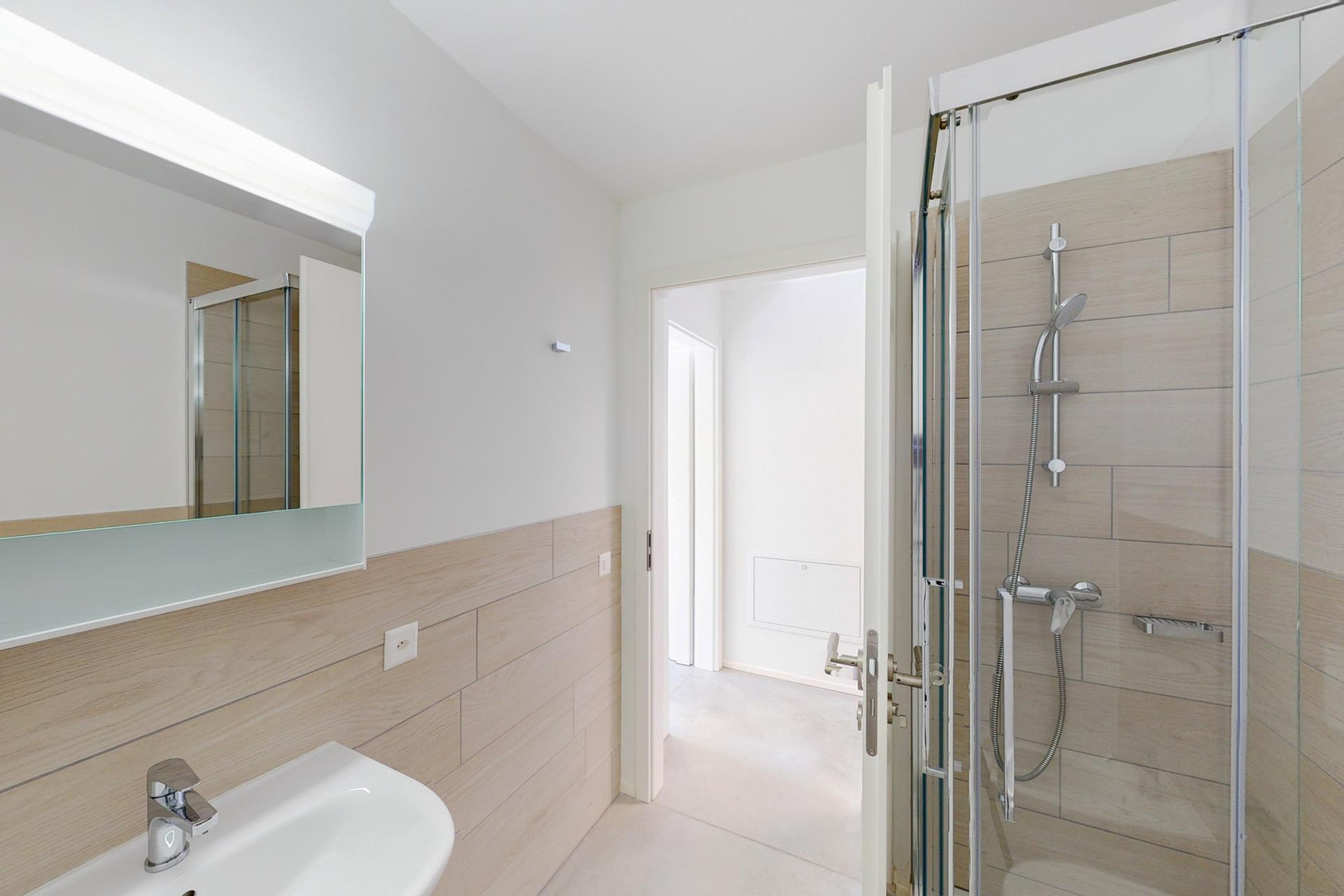 Modernes Badezimmer mit Dusche