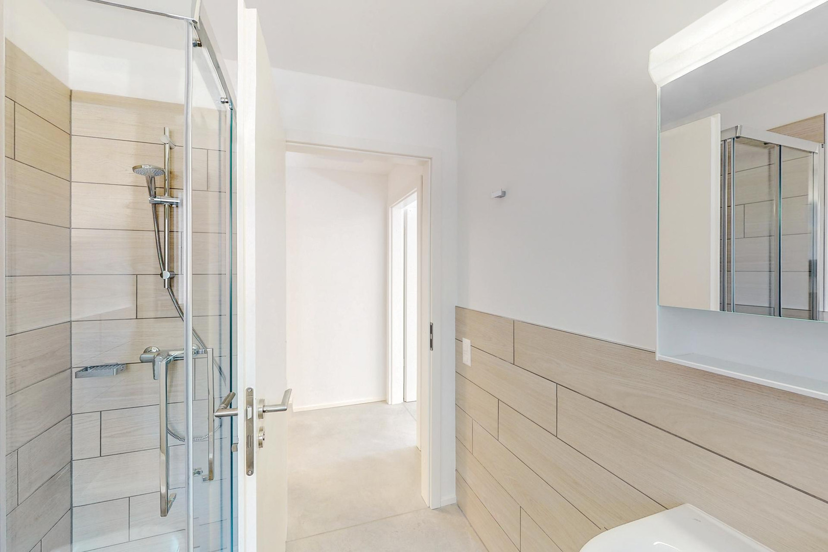 Modernes Badezimmer mit bodengleicher Dusche