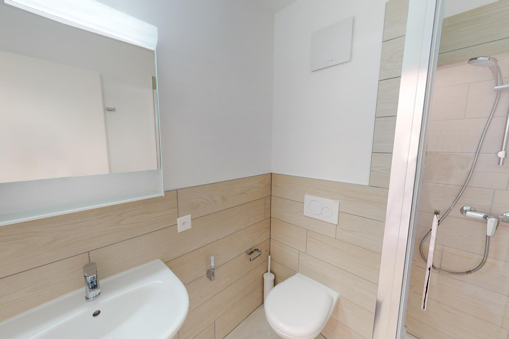 Modernes Bad mit Dusche und WC