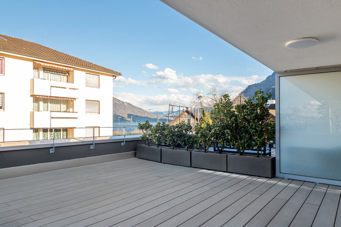 Balkon mit Berg- und Seeblick