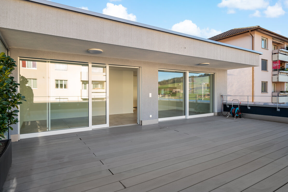 Große Dachterrasse mit Schiebetüren