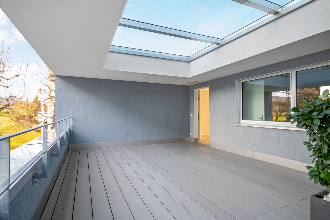 Überdachte Dachterrasse mit Glasdach