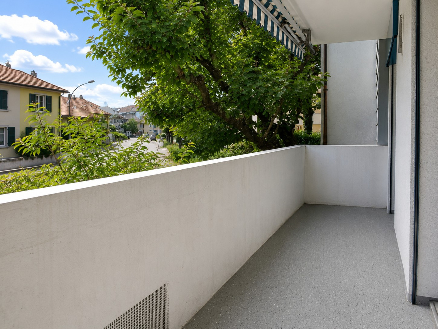 Balkon mit Straßenblick