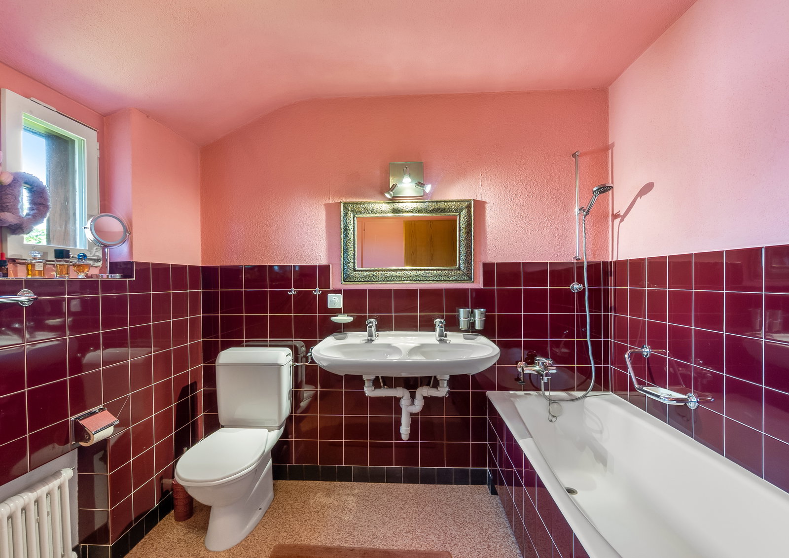 Badezimmer mit Wanne und Doppelwaschtisch