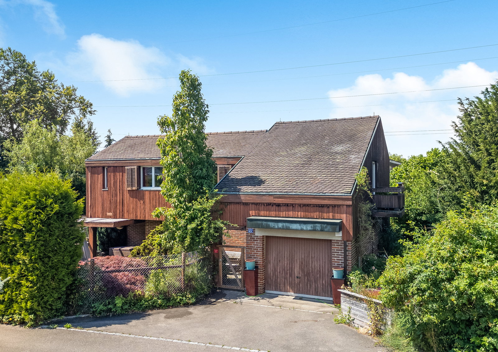 Wohnhaus mit Holzverkleidung und Satteldach