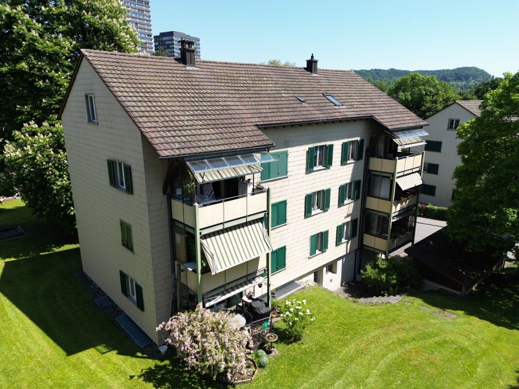 Mehrfamilienhaus mit Satteldach und Balkonen