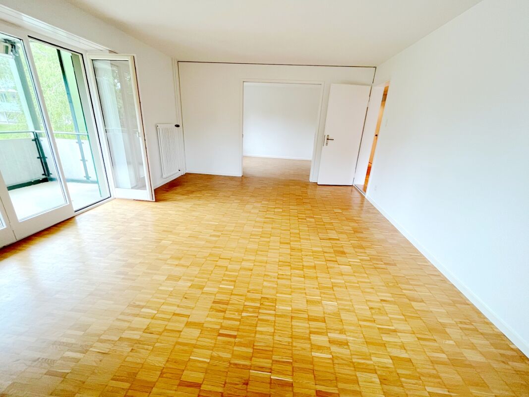 Heller leerer Wohnraum mit Balkon