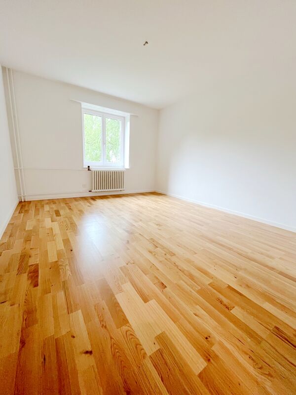 Heller leerer Raum mit Holzparkett