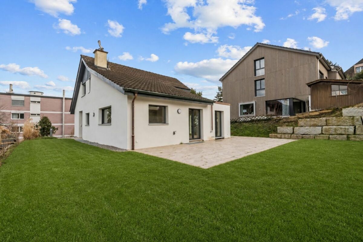 Gartenansicht eines Einfamilienhauses
