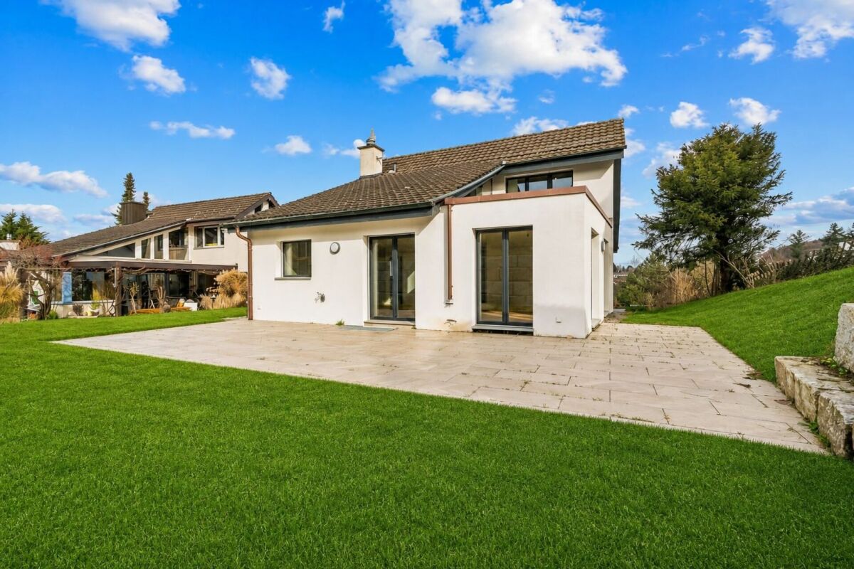 Modernes Einfamilienhaus mit Terrasse und Garten