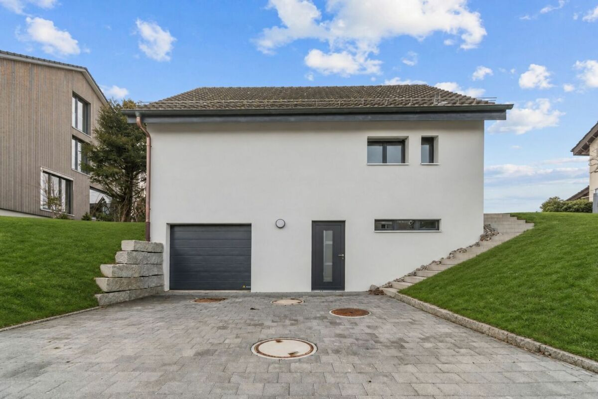 Modernes Einfamilienhaus mit Garage und Einfahrt