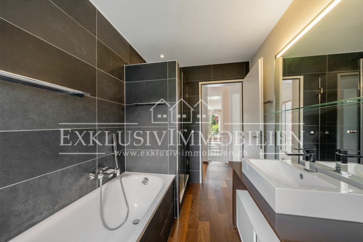 Modernes Badezimmer mit Badewanne und Waschtisch