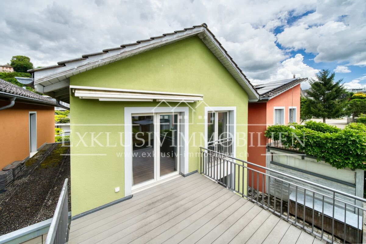 Balkon mit Blick auf farbige Wohnhäuser