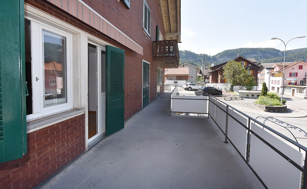 Balkon mit Blick auf den Ort