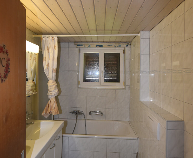 Badezimmer mit Badewanne und Fenster