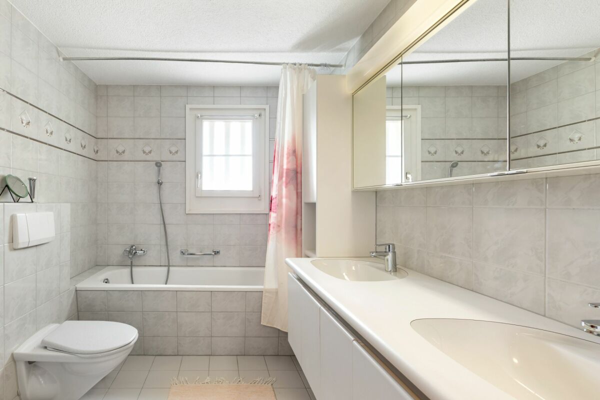 Helles Badezimmer mit Badewanne und Doppelwaschtisch