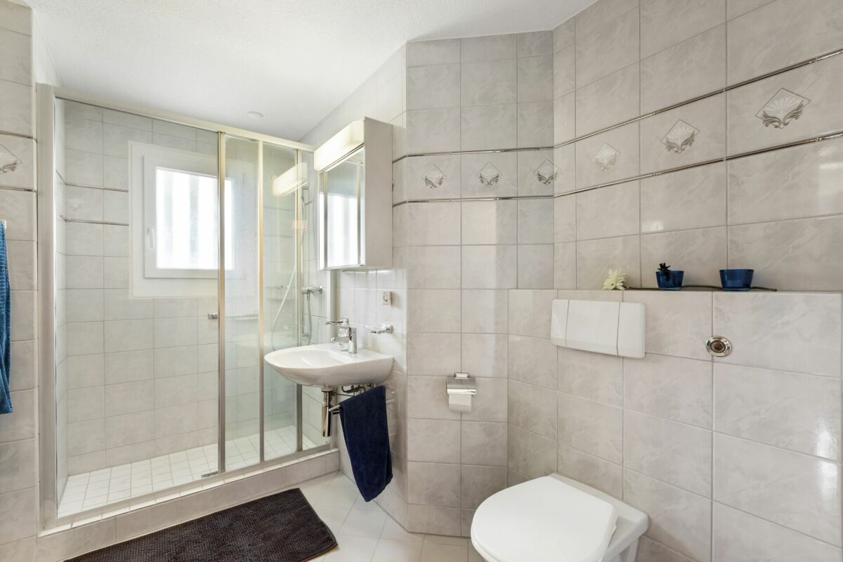 Helles Badezimmer mit Dusche und WC