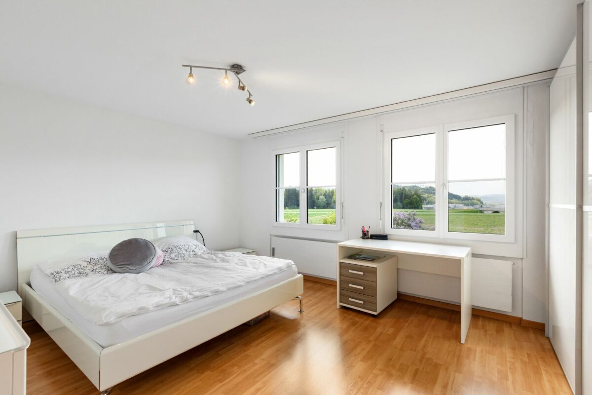 Helles Schlafzimmer mit Ausblick ins Grüne