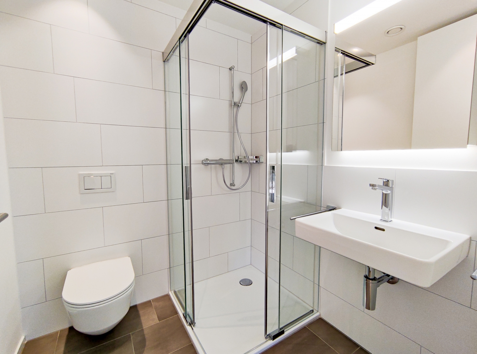 Modernes Bad mit Glasdusche und Wand-WC