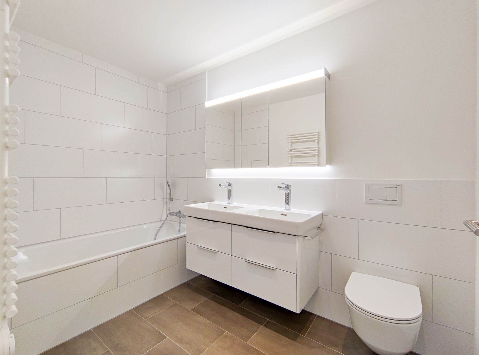 Modernes Bad mit Doppelwaschbecken und Wand-WC