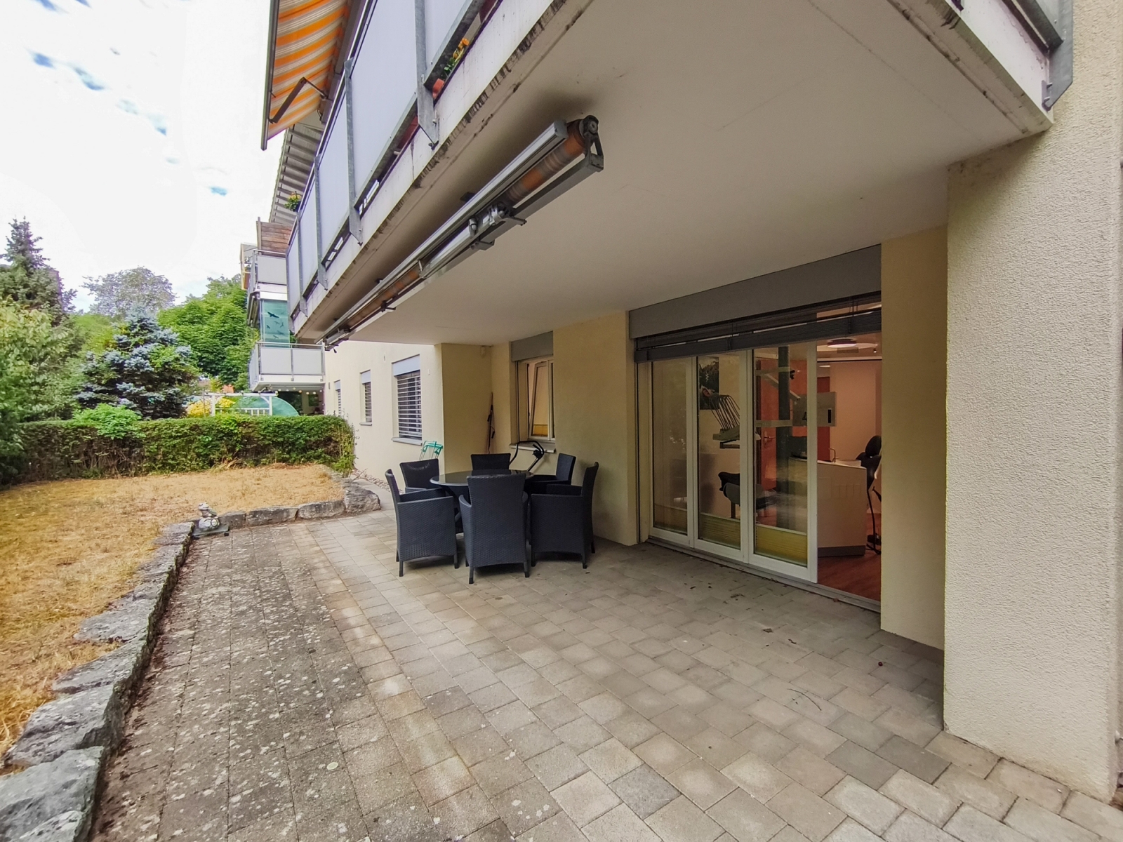 Überdachte Terrasse mit Gartenblick