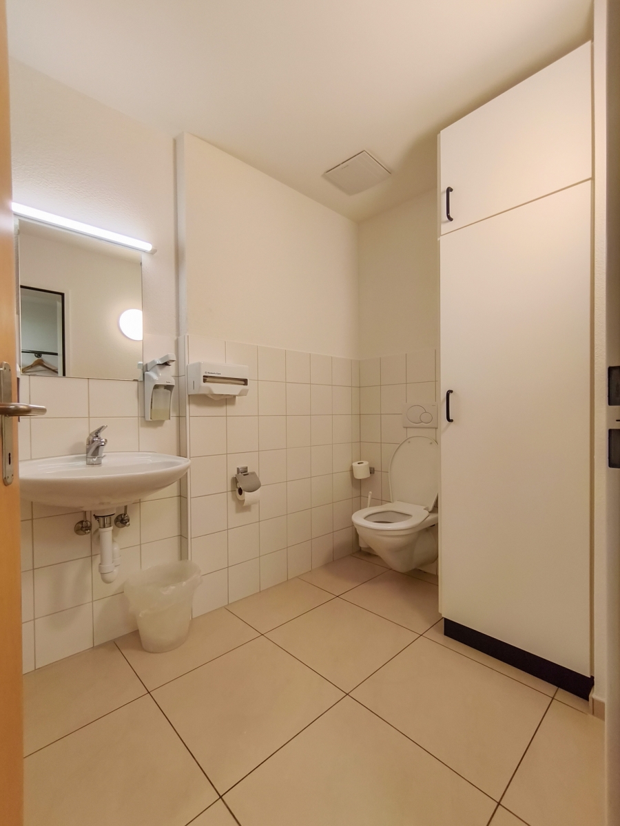 Gäste-WC mit Waschtisch und WC