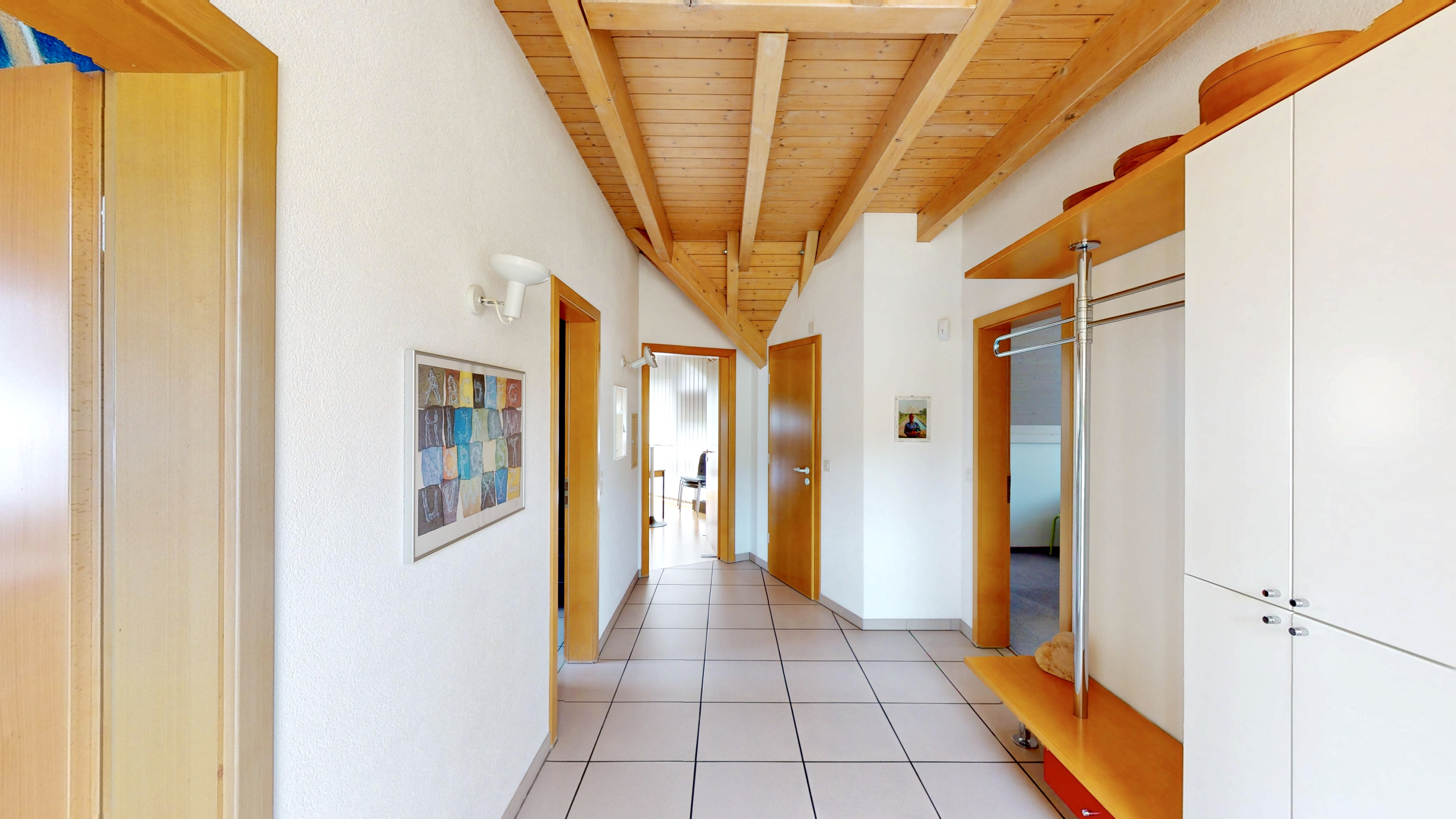 Heller Flur mit Holzdecke