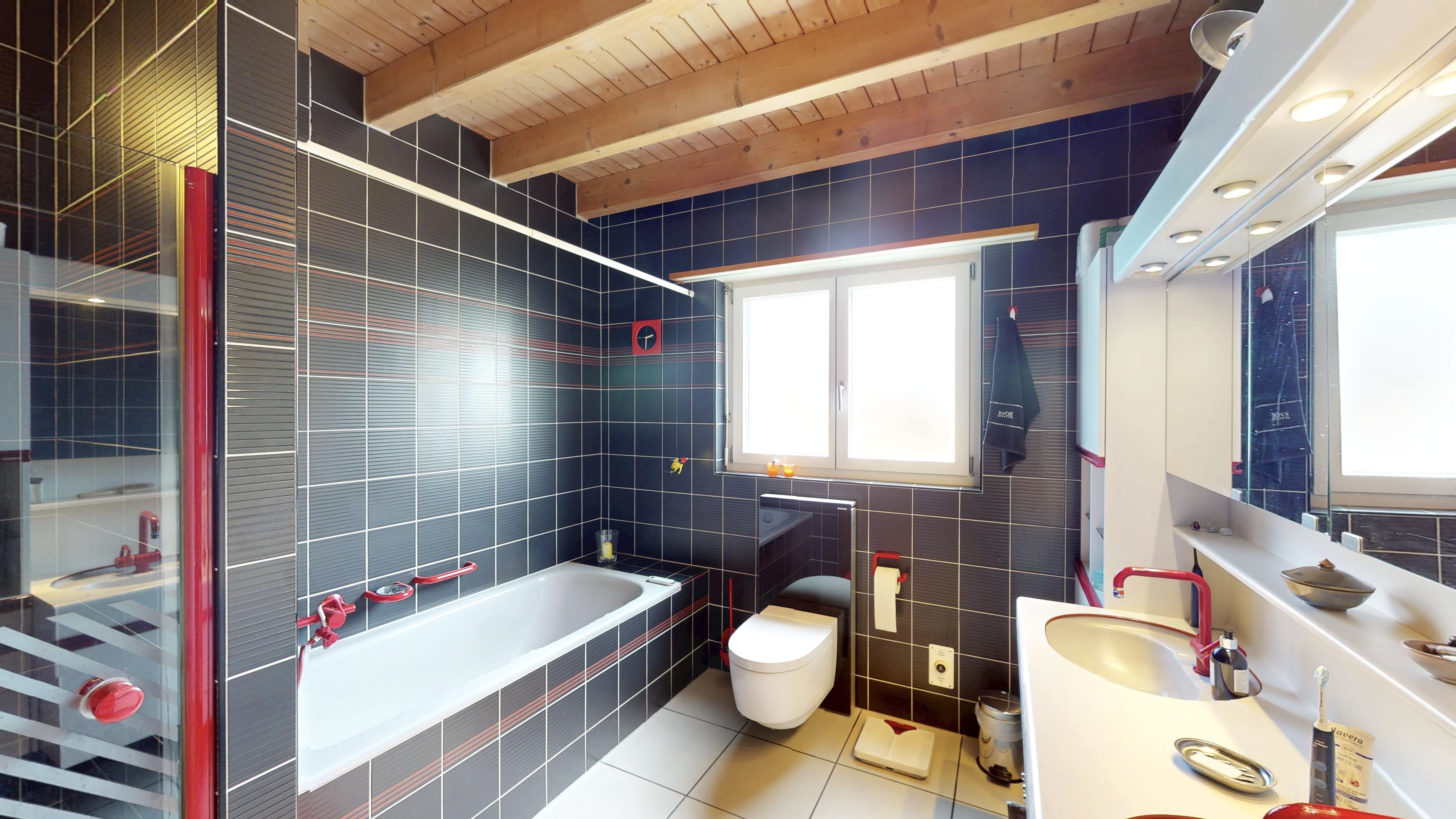 Modernes Badezimmer mit Badewanne, WC und Doppelwaschtisch