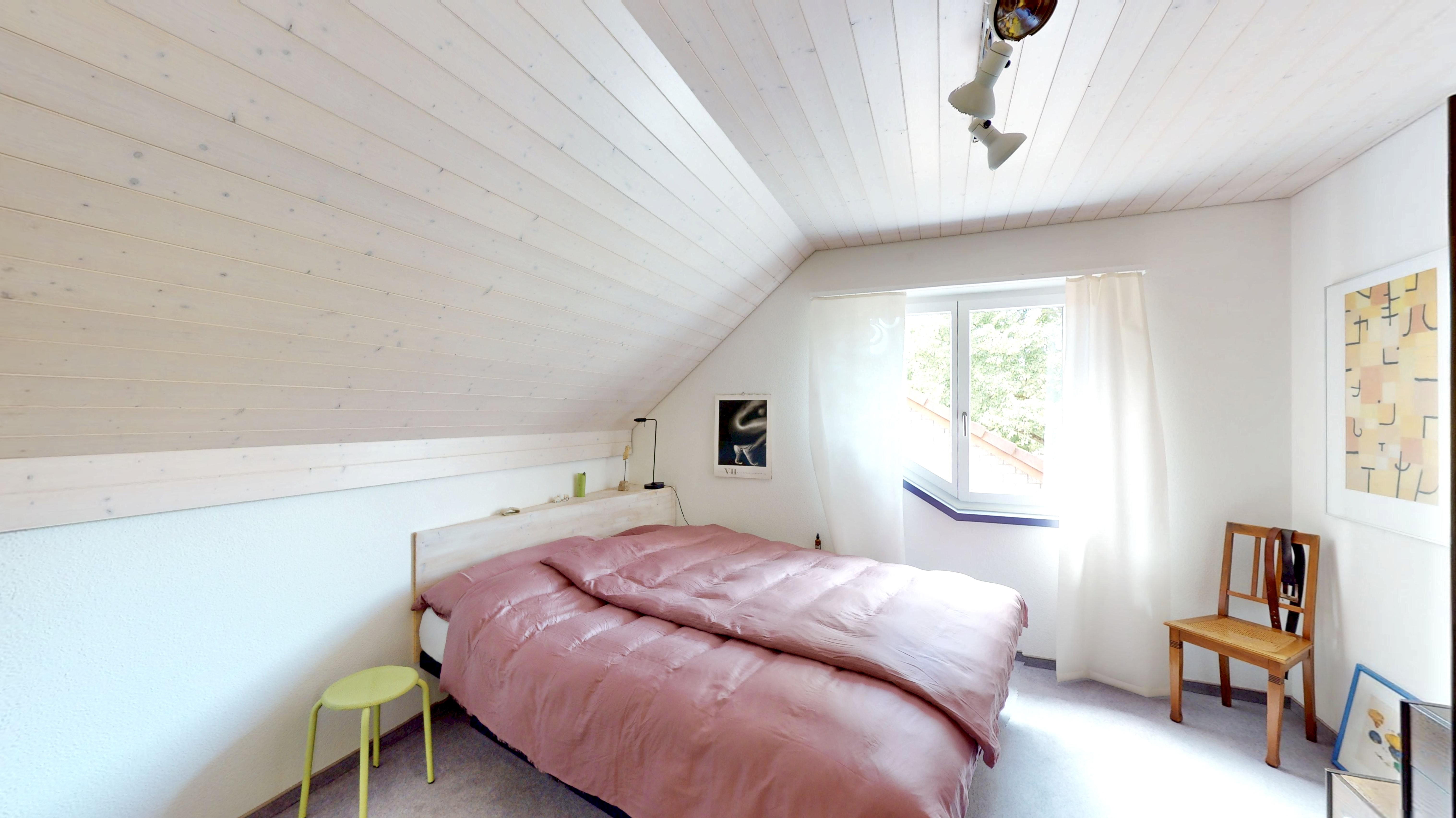 Helles Dachgeschoss-Schlafzimmer