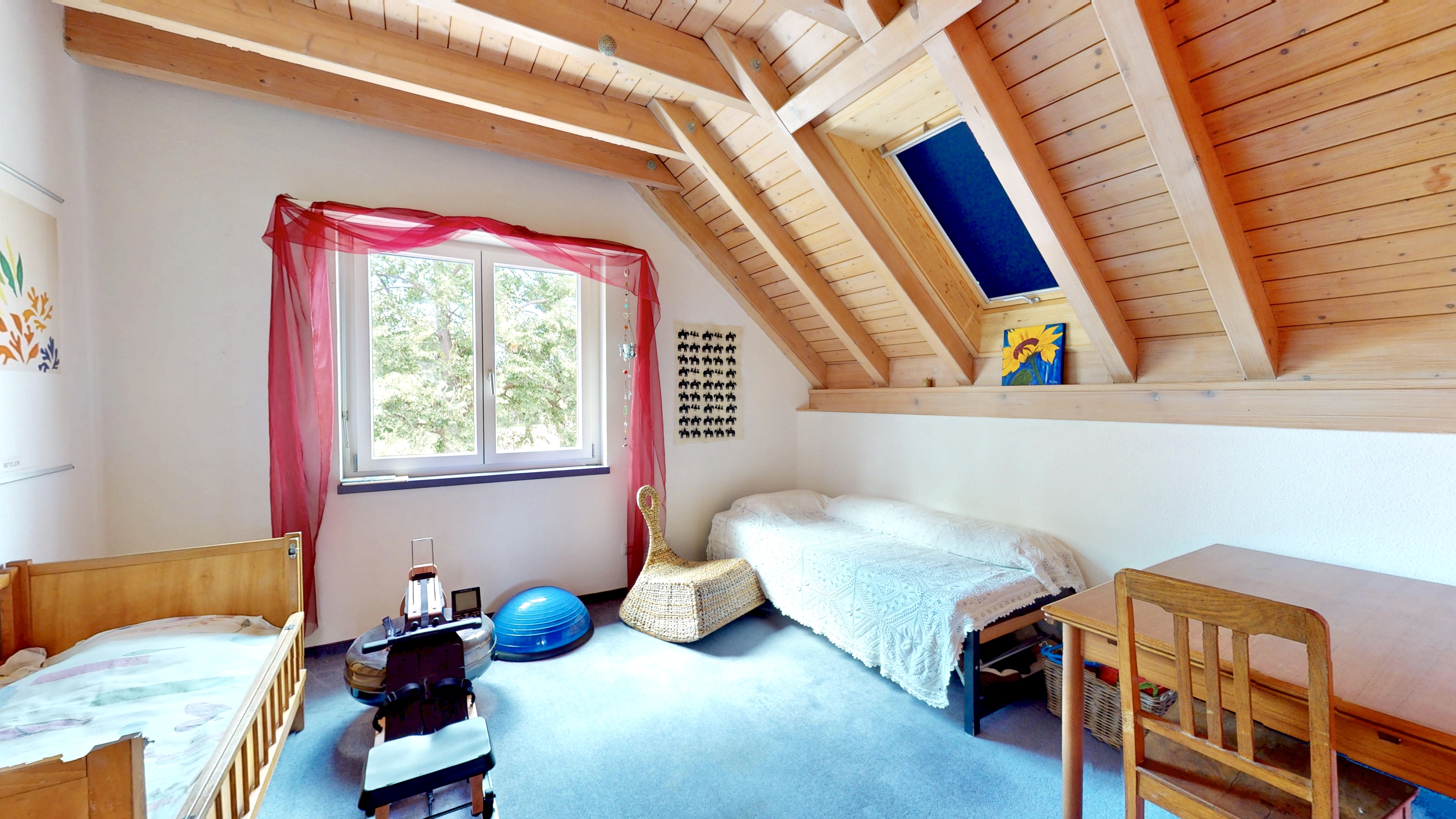 Dachgeschoss-Kinderzimmer mit Gaube und Dachfenster