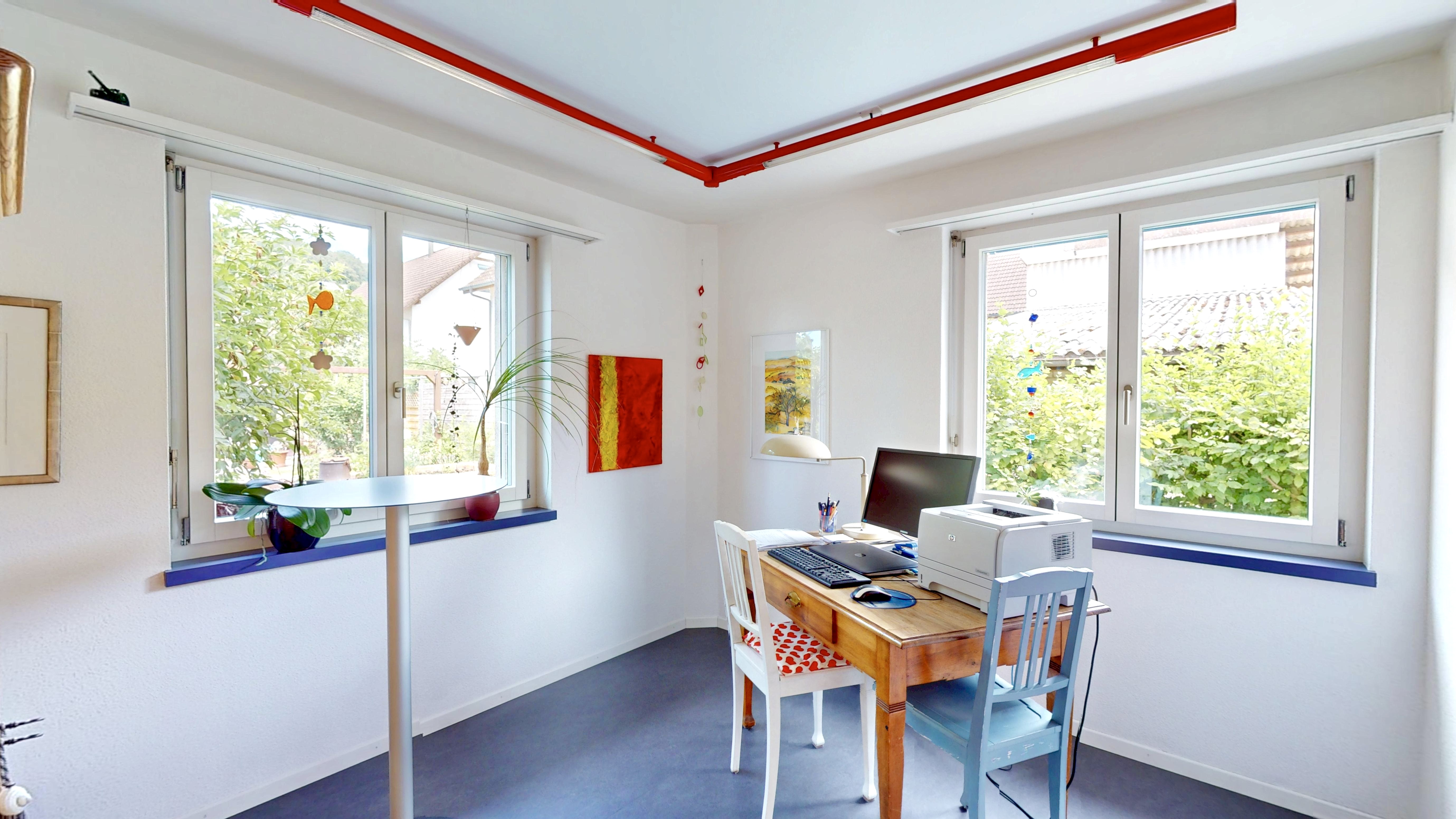 Helles Arbeitszimmer mit Blick ins Grüne
