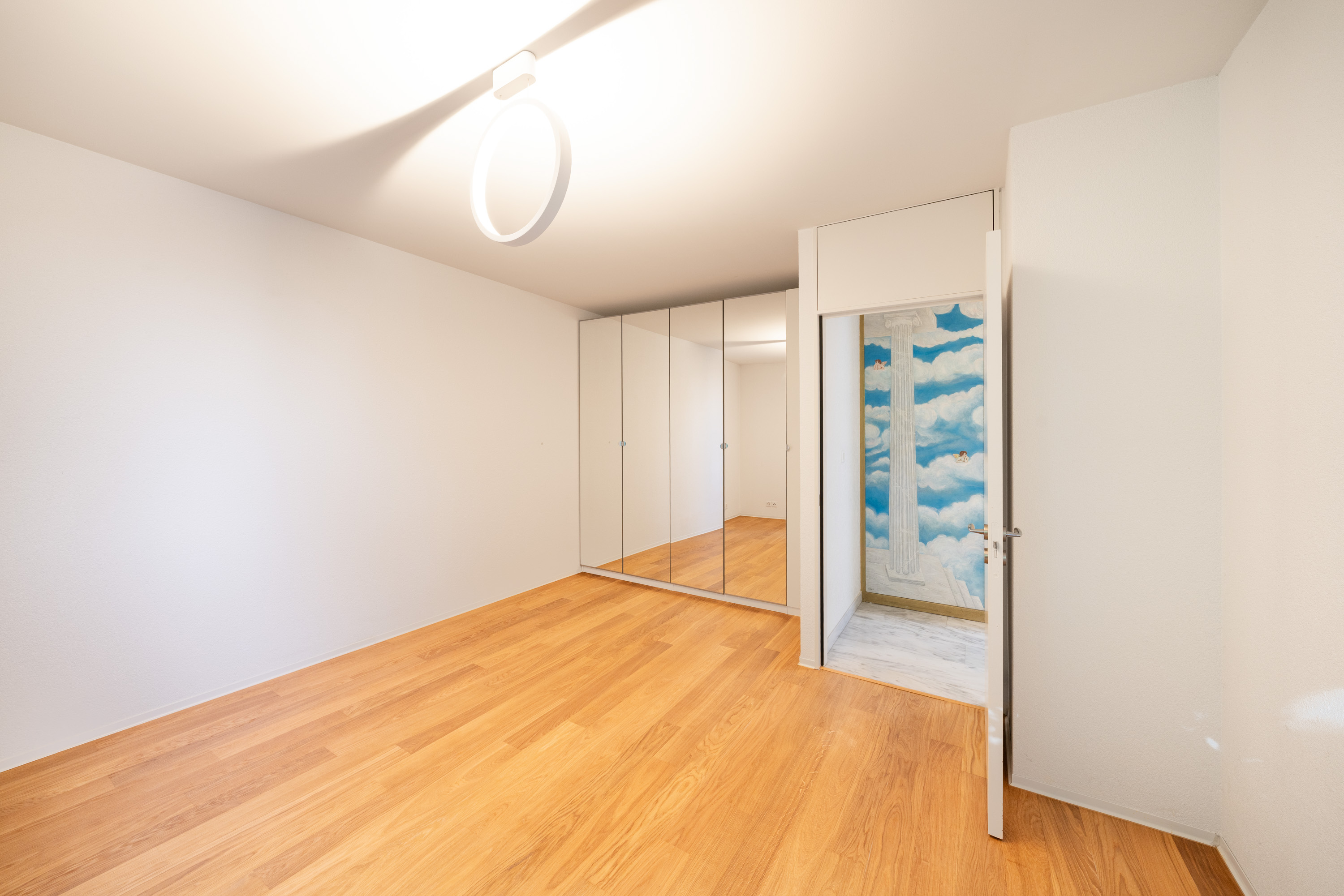 Helles leeres Schlafzimmer mit Einbauschrank